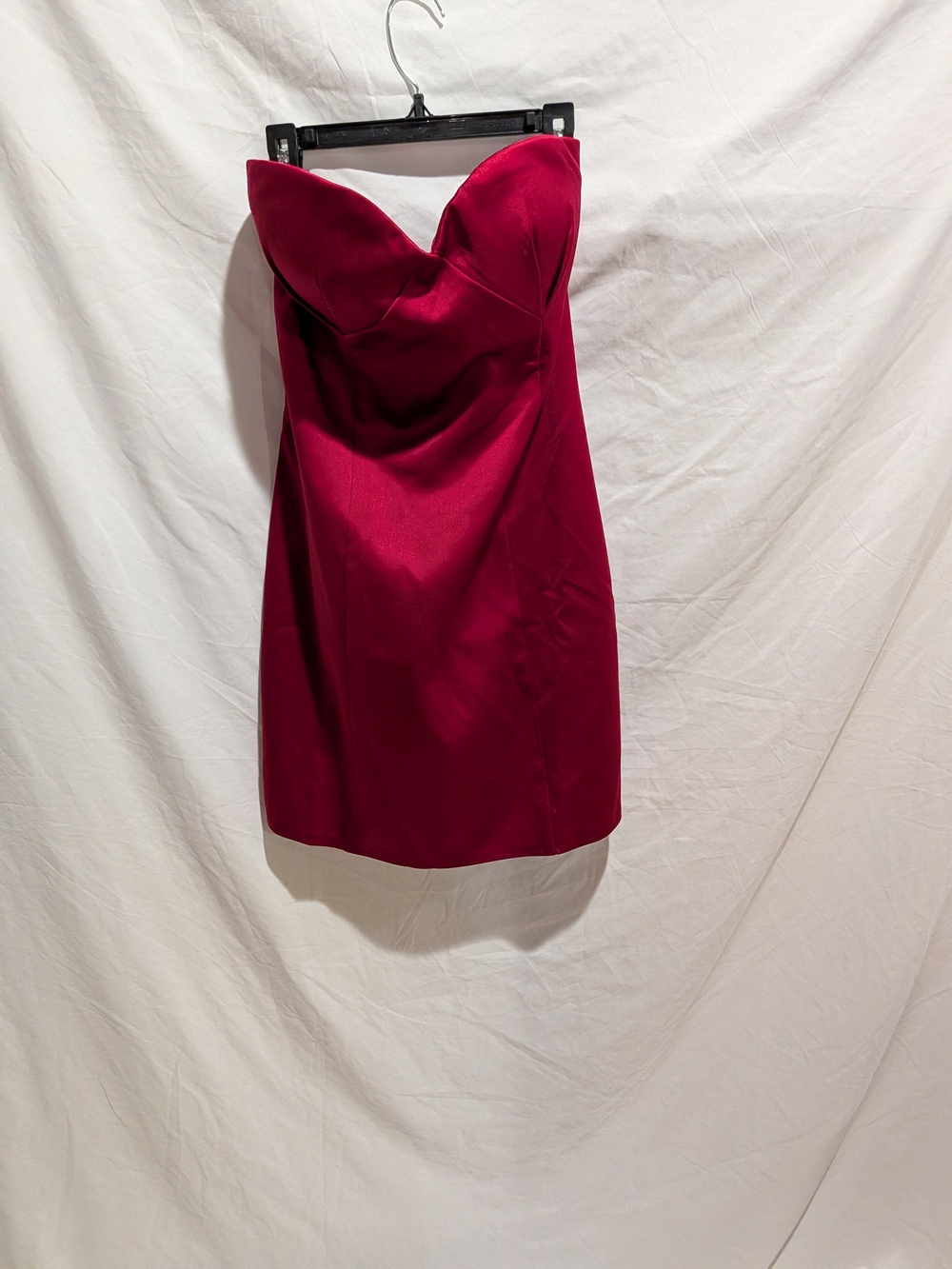 PrettyLittleThing Strapless Sweetheart Dress in Red
